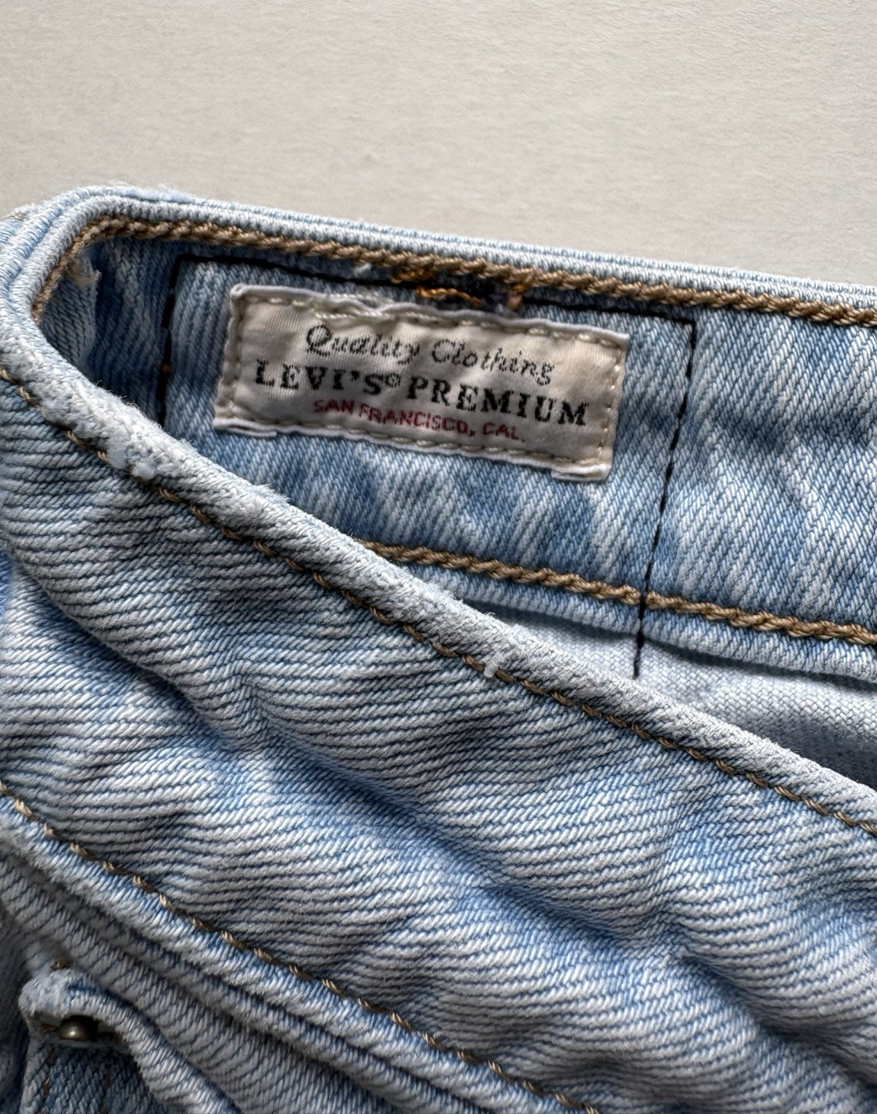 ⁠Levi’s Premium Low Pitch Straight Jeans W25 L31 Light Wash Distressed Denim⁠