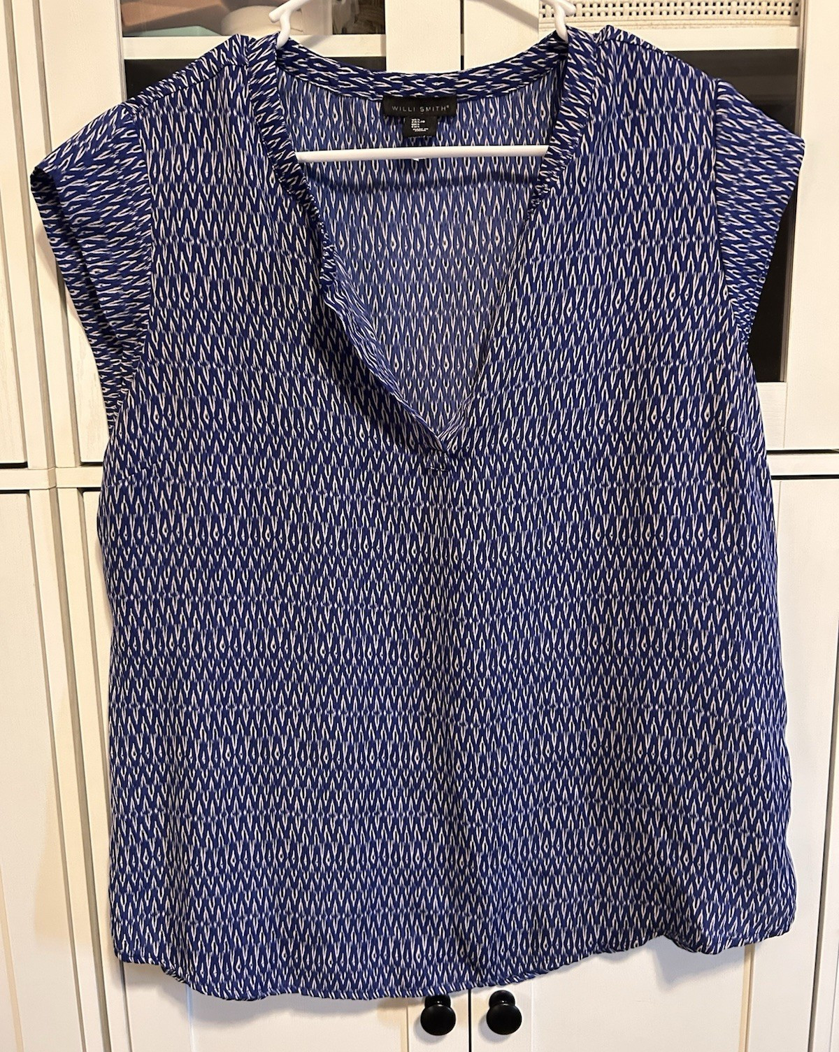 Willi Smith Blue/White Geometric V-Neck Cap Sleeve Blouse Women’s L Regular