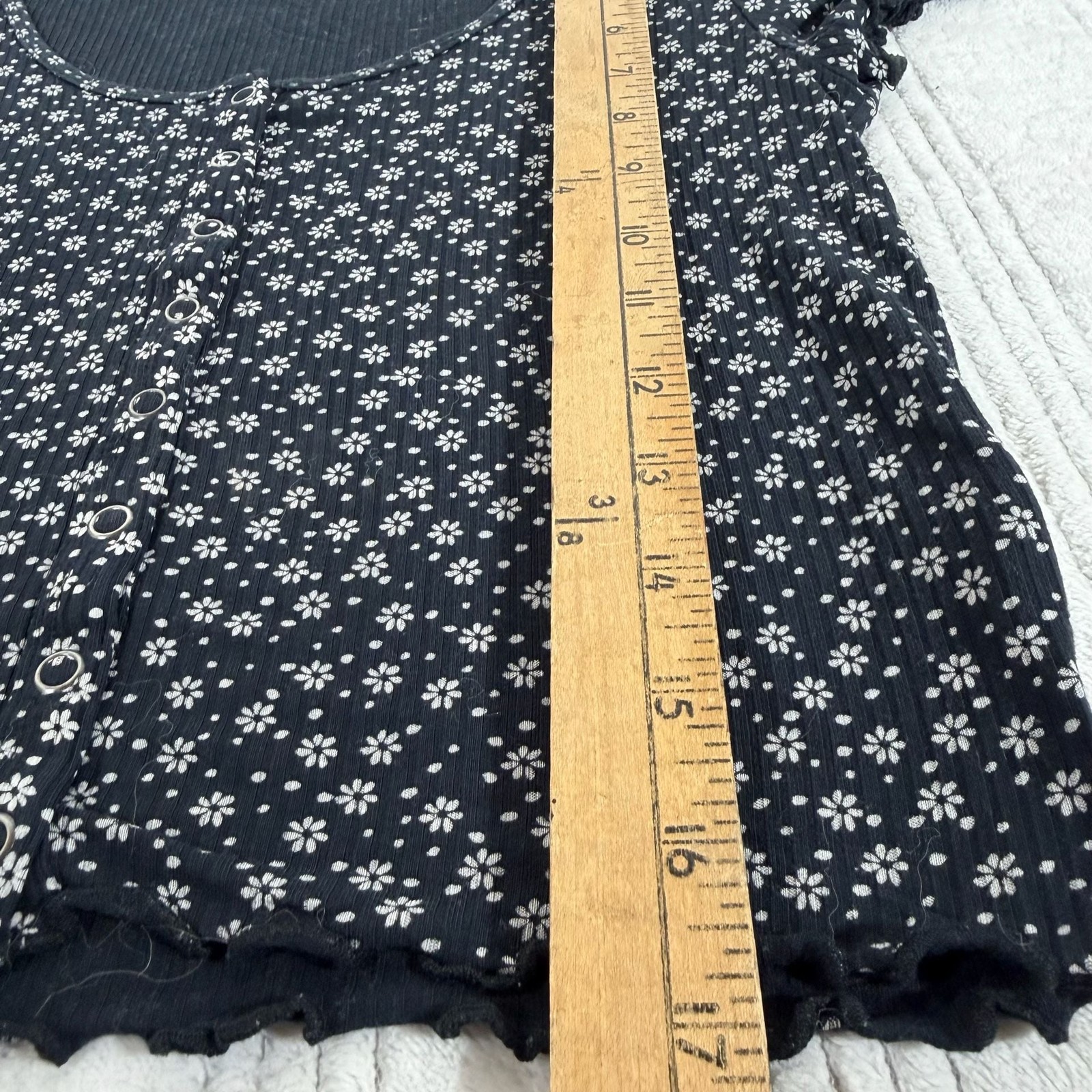 American Eagle Soft & Sexy Ribbed Black Floral Button-Front Lettuce Edge Baby Te