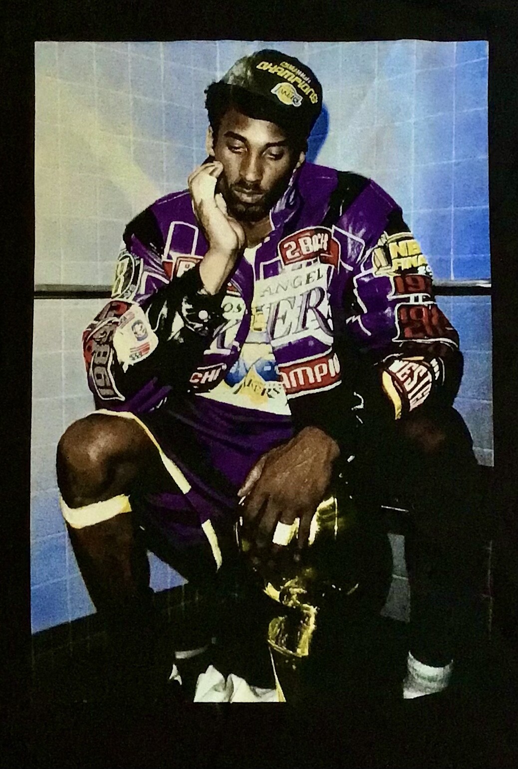 NEW- KOBE BRYANT- CHAMPIONSHIP PHOTO – T-SHIRT