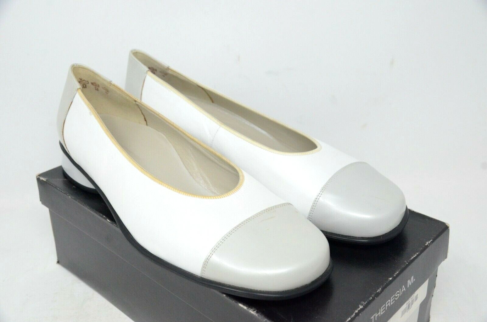 Women’s Theresia M White / Gray Leather Dress Flats. US Size 9.5