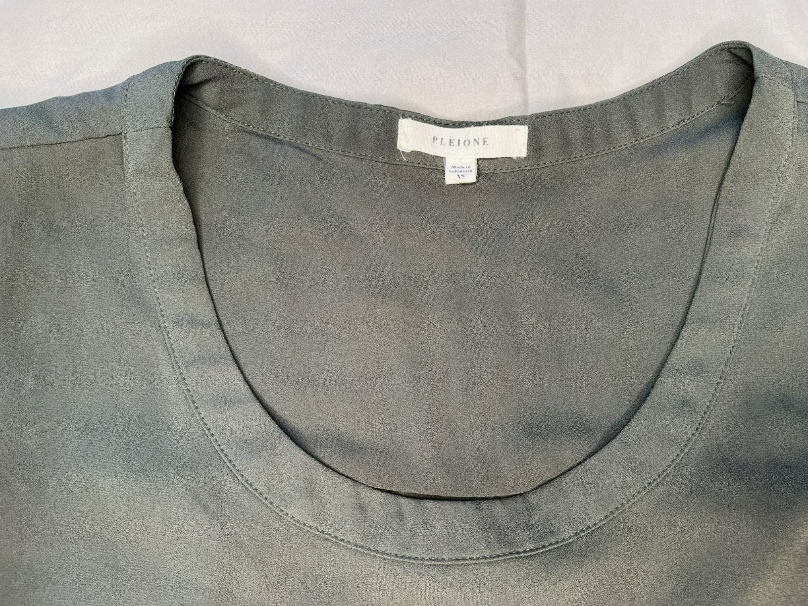 Women’s Pleione Cap Sleeve Blouse Green Size XS round neck , pleated back
