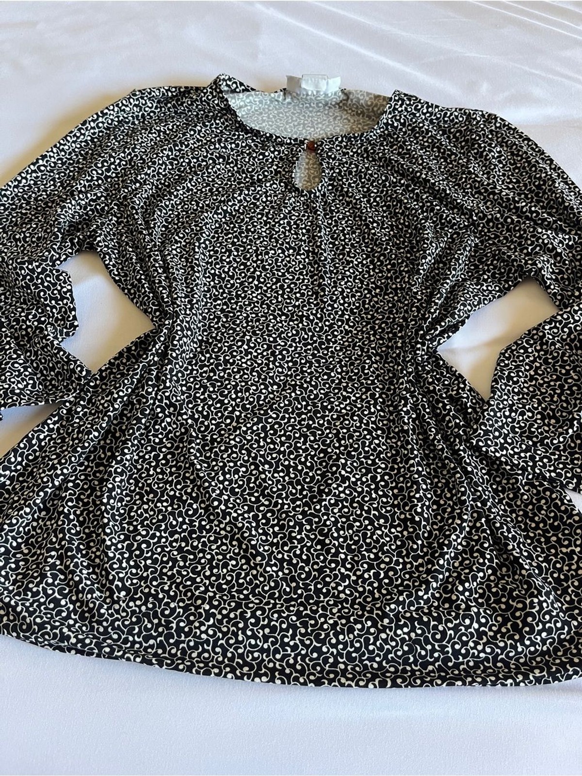 Sag Harbor Black & White Swirl Printed Long Sleeve Blouse Keyhole Size Medium