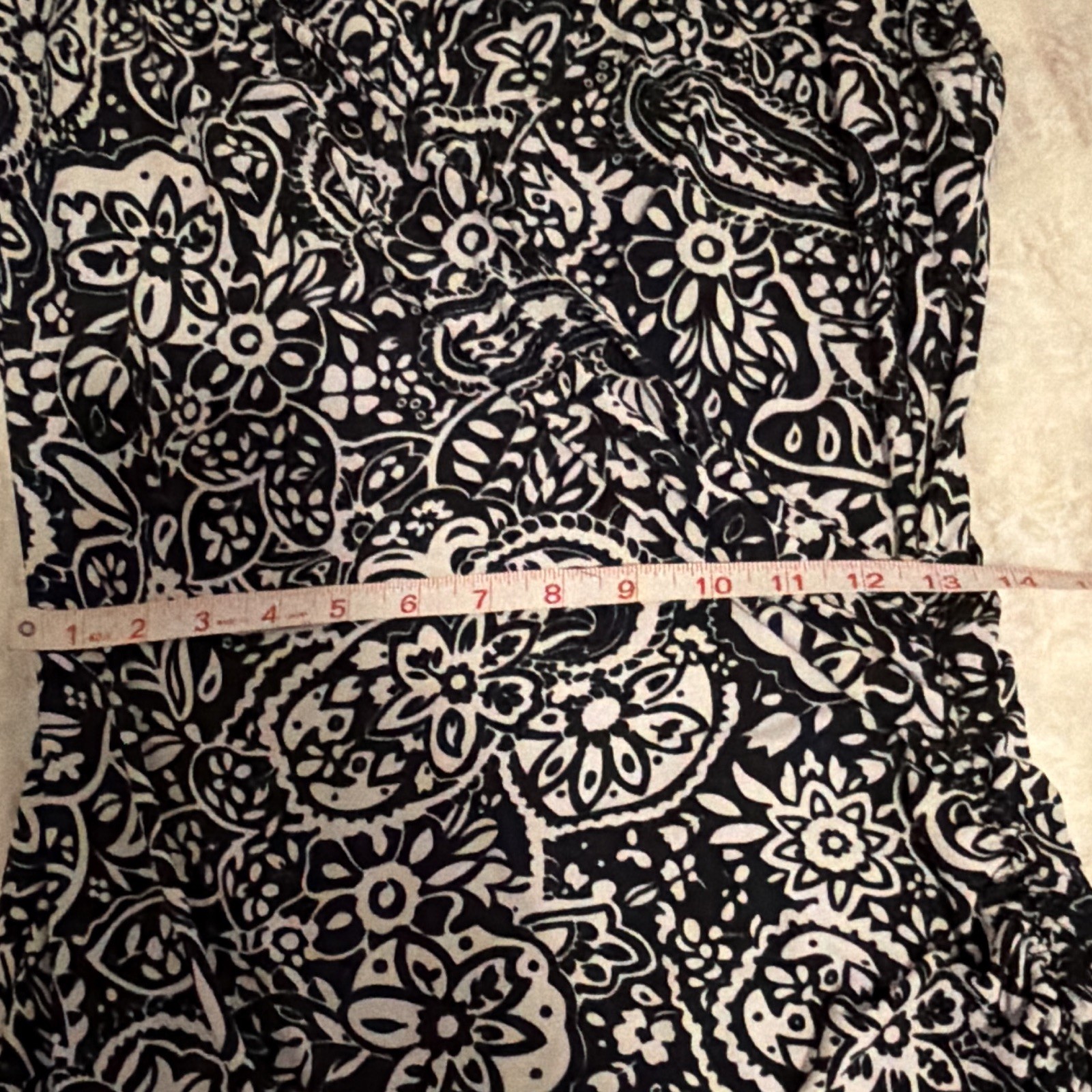 Chaps Black & White Paisley Ruched Knit Sheath Dress M V-Neck Cap Sleeve Stretch