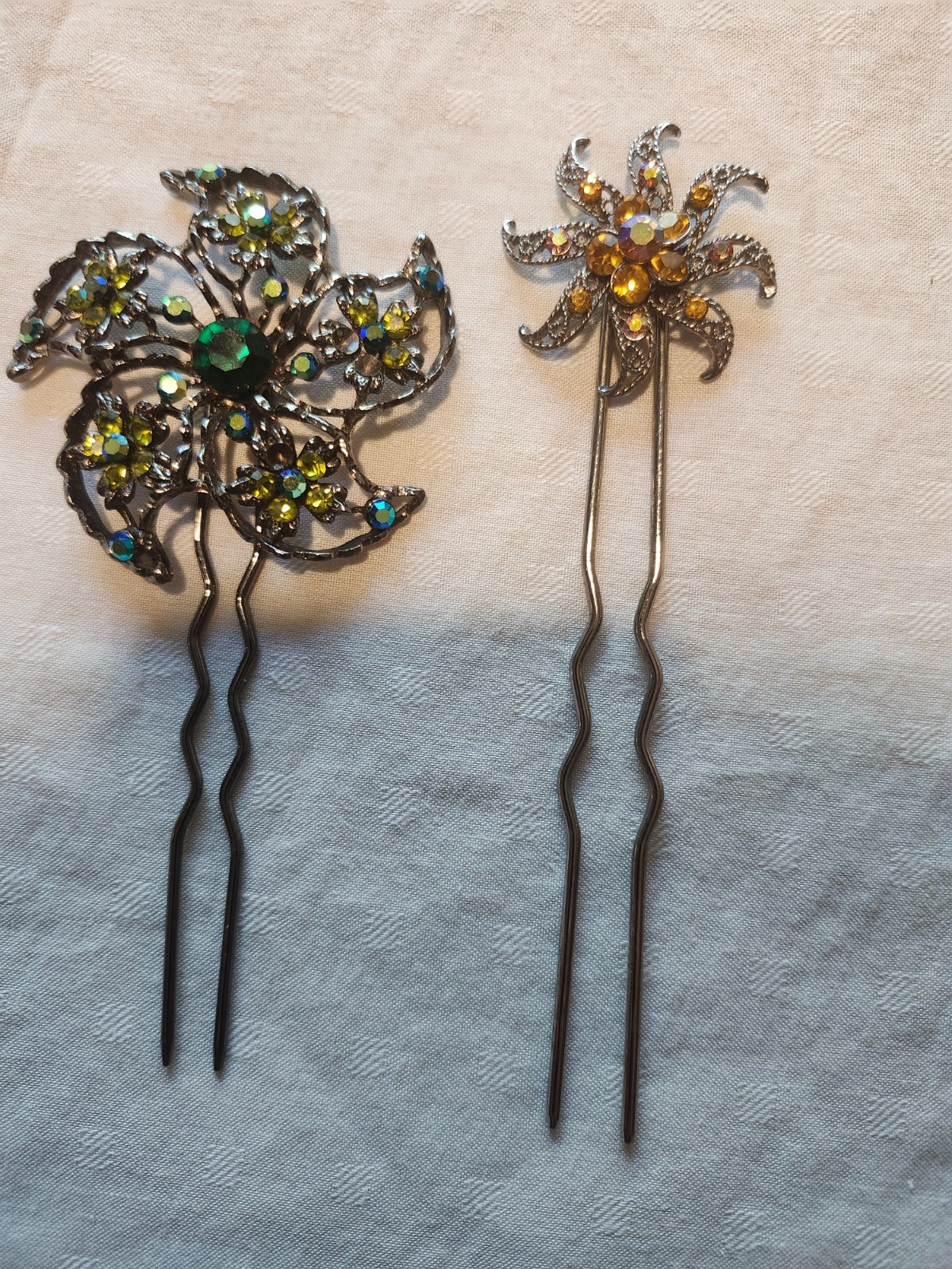 Georgous glittery hair pins for women