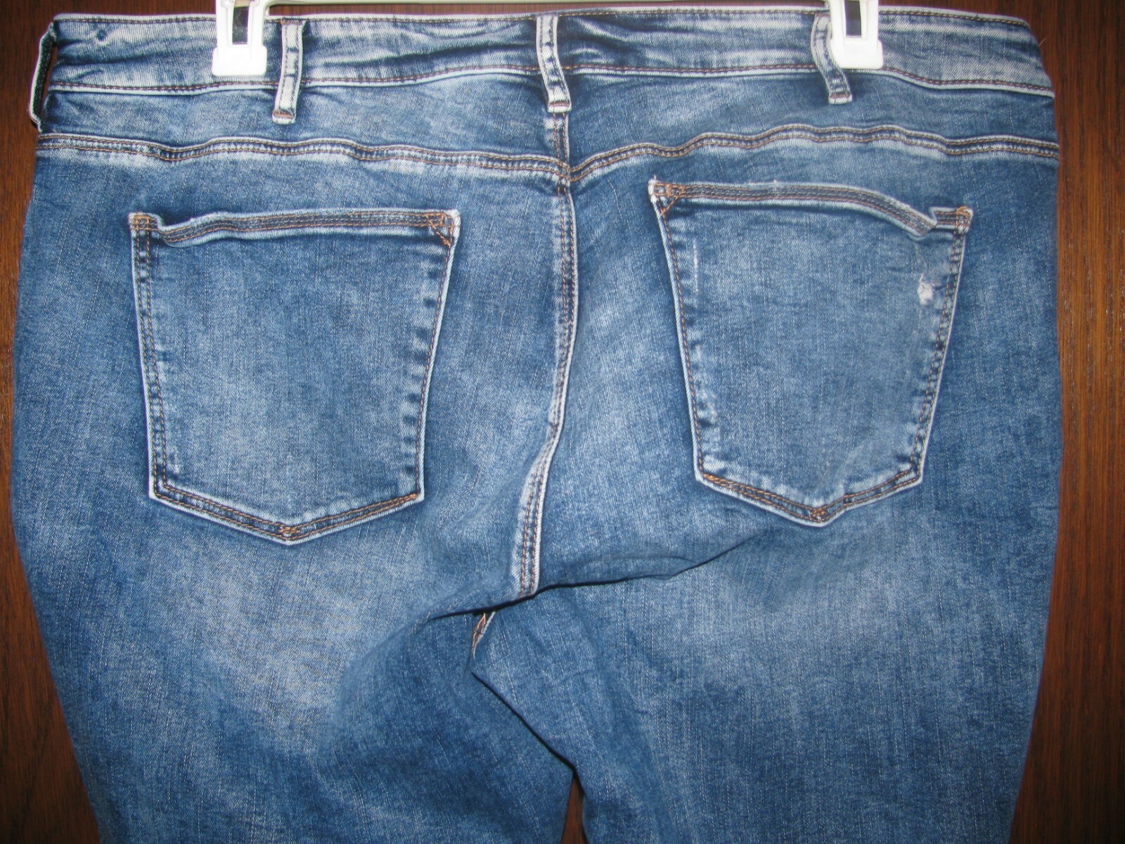 EUC Silver Jeans Avery Skinny Plus Medium Wash Distressed 20/27 20W