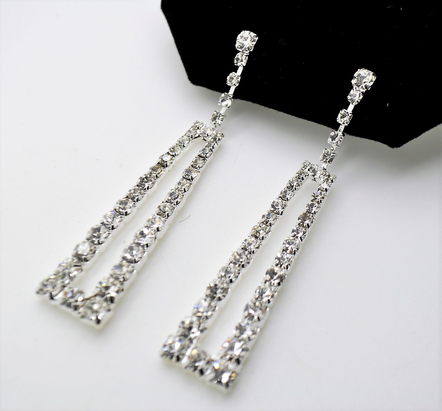 C321 SIMPLY UNIQUE DESIGN SILVER CLEAR COLOR WEDDING PARTY FASHION DROP EARRING