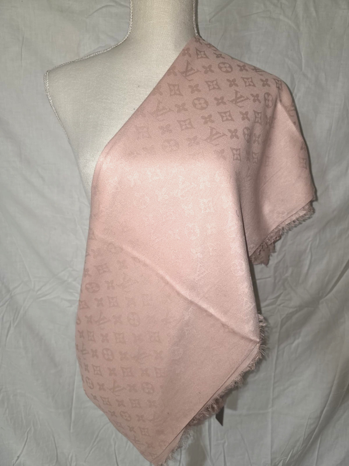 100% Authentic Louis Vuitton Scarf Shawl 60% Silk 40% Wool Baby Pink Pre-Owned