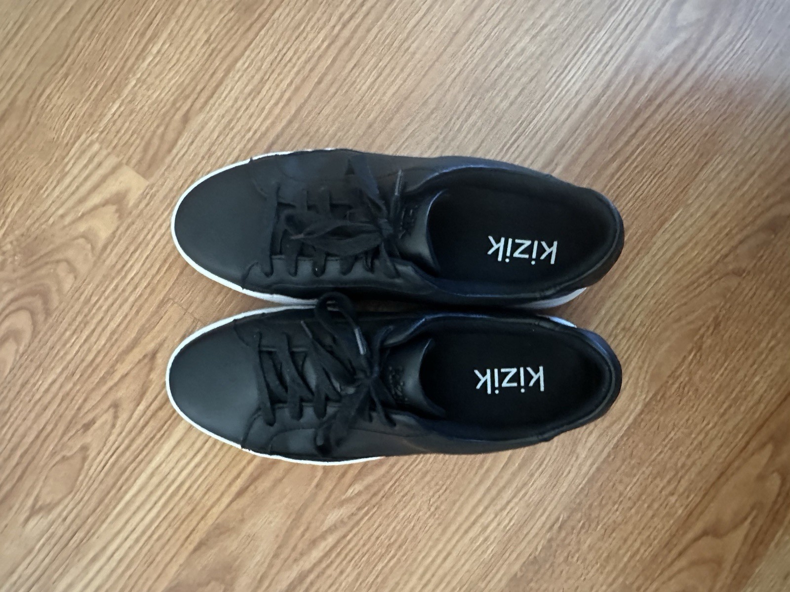 Kizik Vegas Black/White Leather Sbeaker – Size 9 Wide