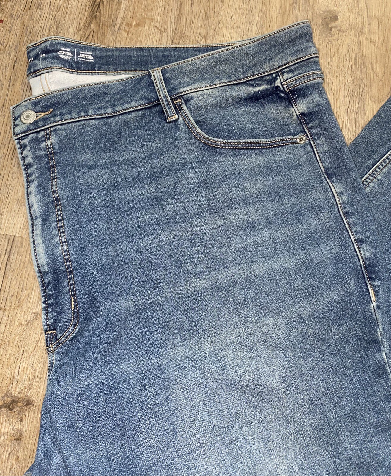 NWOT Old Navy Rockstar High Rise Super Skinny Jeans, Size 28￼