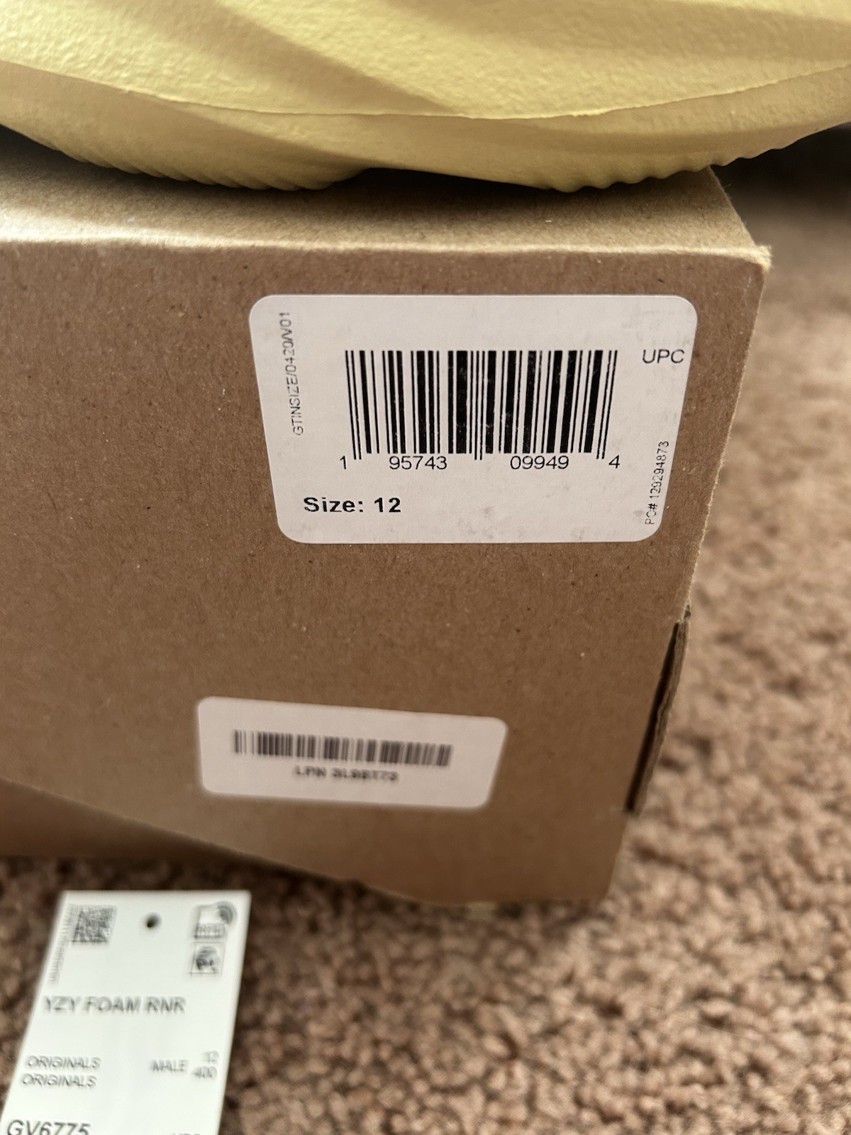 Yeezy Foam RNNRS Sulfur Men’s Size 12, Brand New