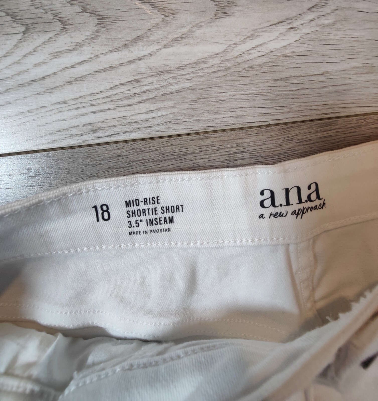 a.n.a NWT Womens Size 18 White Denim Mid-Rise Shortie Shorts 3.5 Inseam Raw Hem