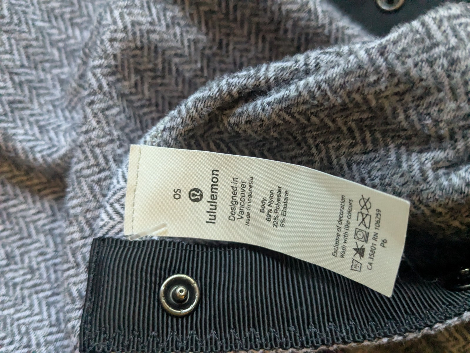 Lululemon soft gray herringbone infinity scarf wrap shawl snaps yogawear vinyasa