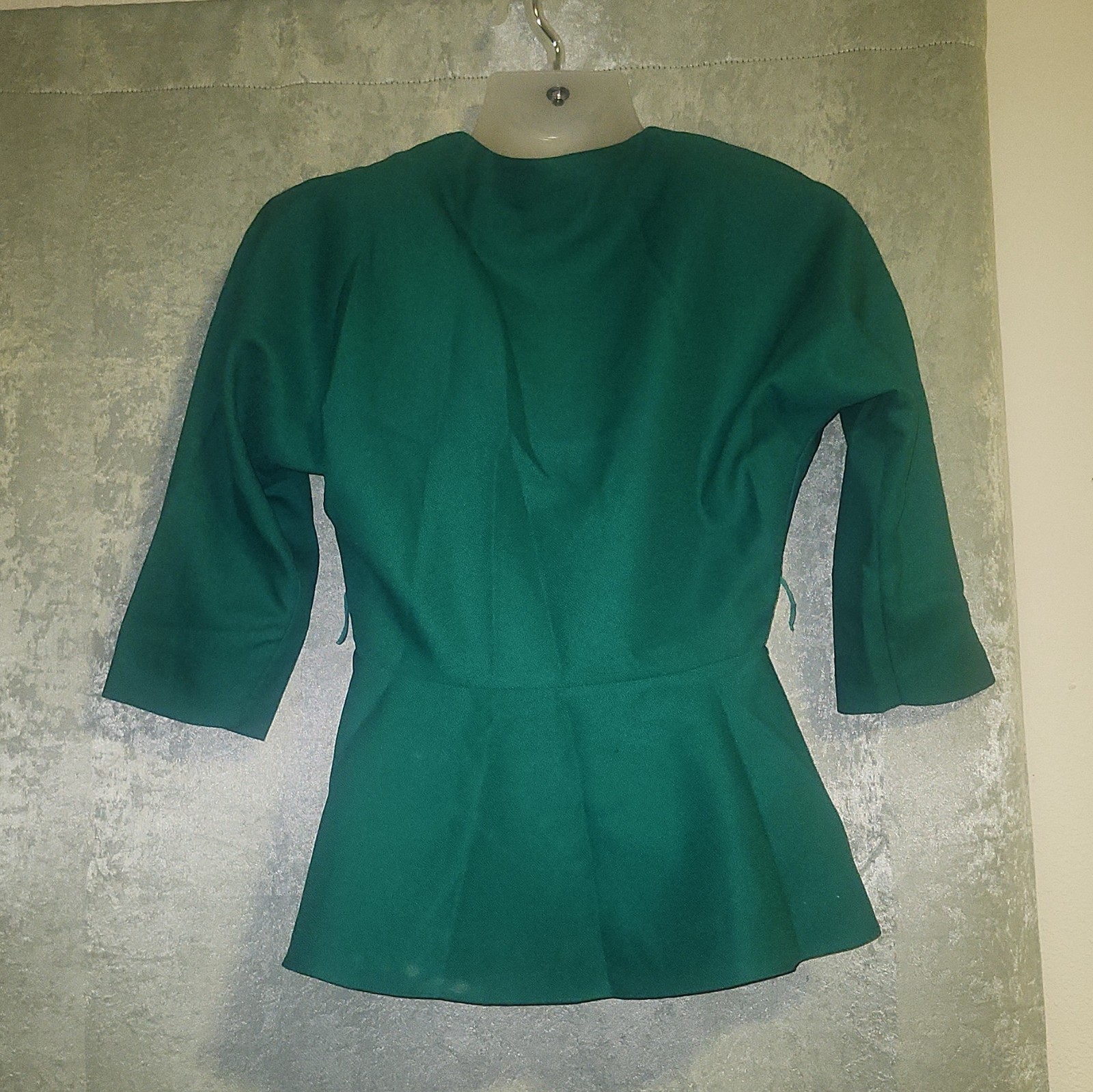 T J Women’s Green Solid Round Neck 3/4 Sleeve Button Accent Blazer Size 10
