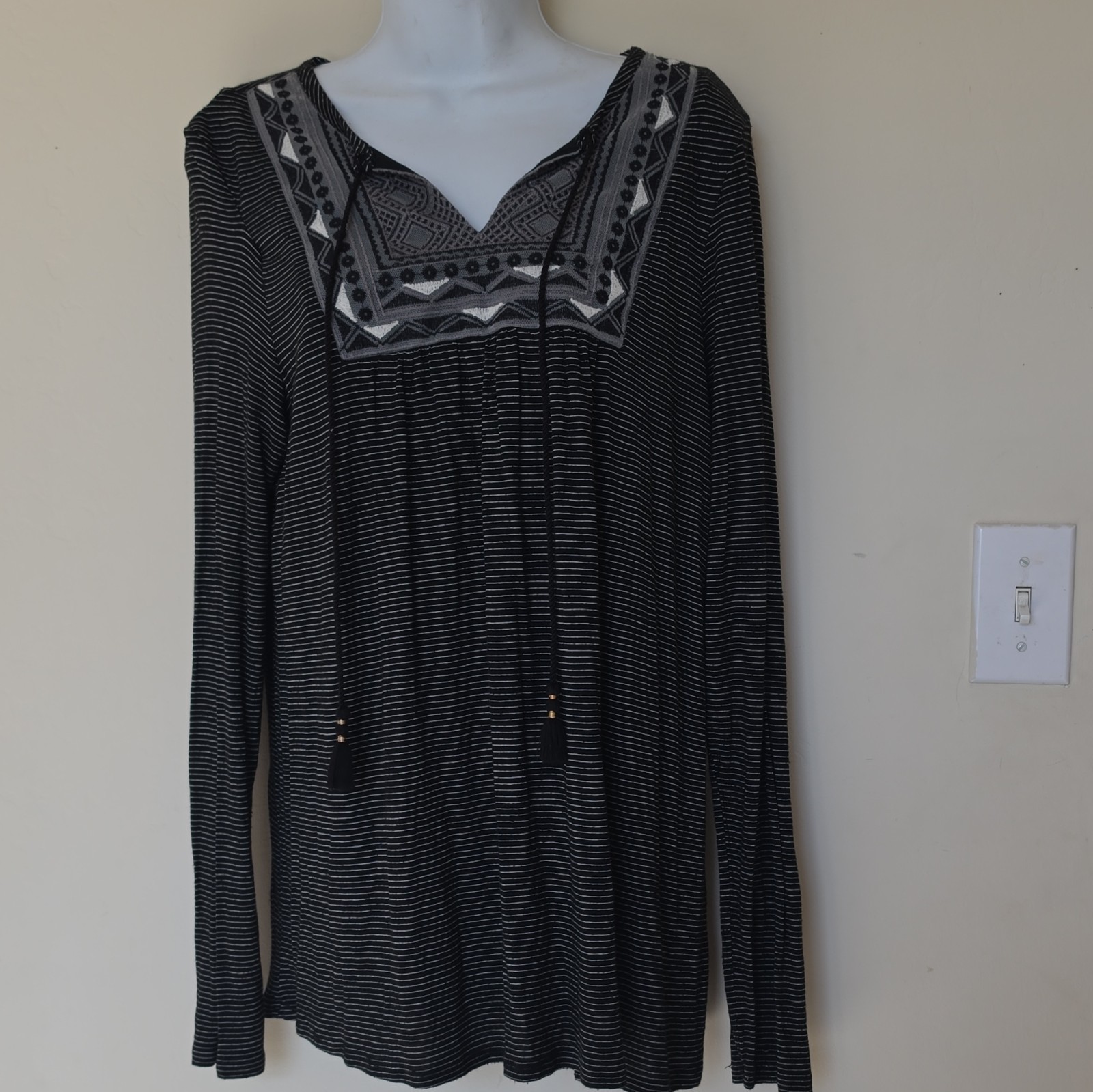 Knox Rose Black White Gray Striped Embroidered V-Neck Long Sleeve Blouse M