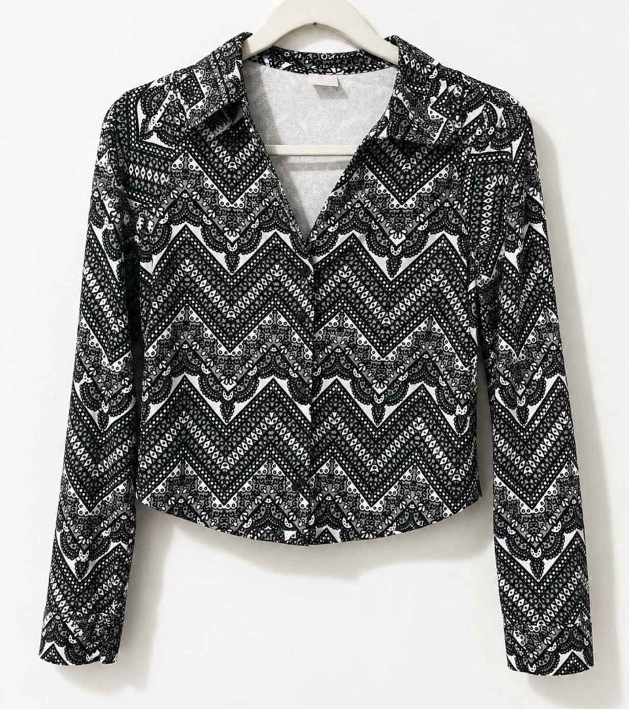 Women’s XS Black/White Geometric V-Neck Cropped Button Blouse Long Sleeve