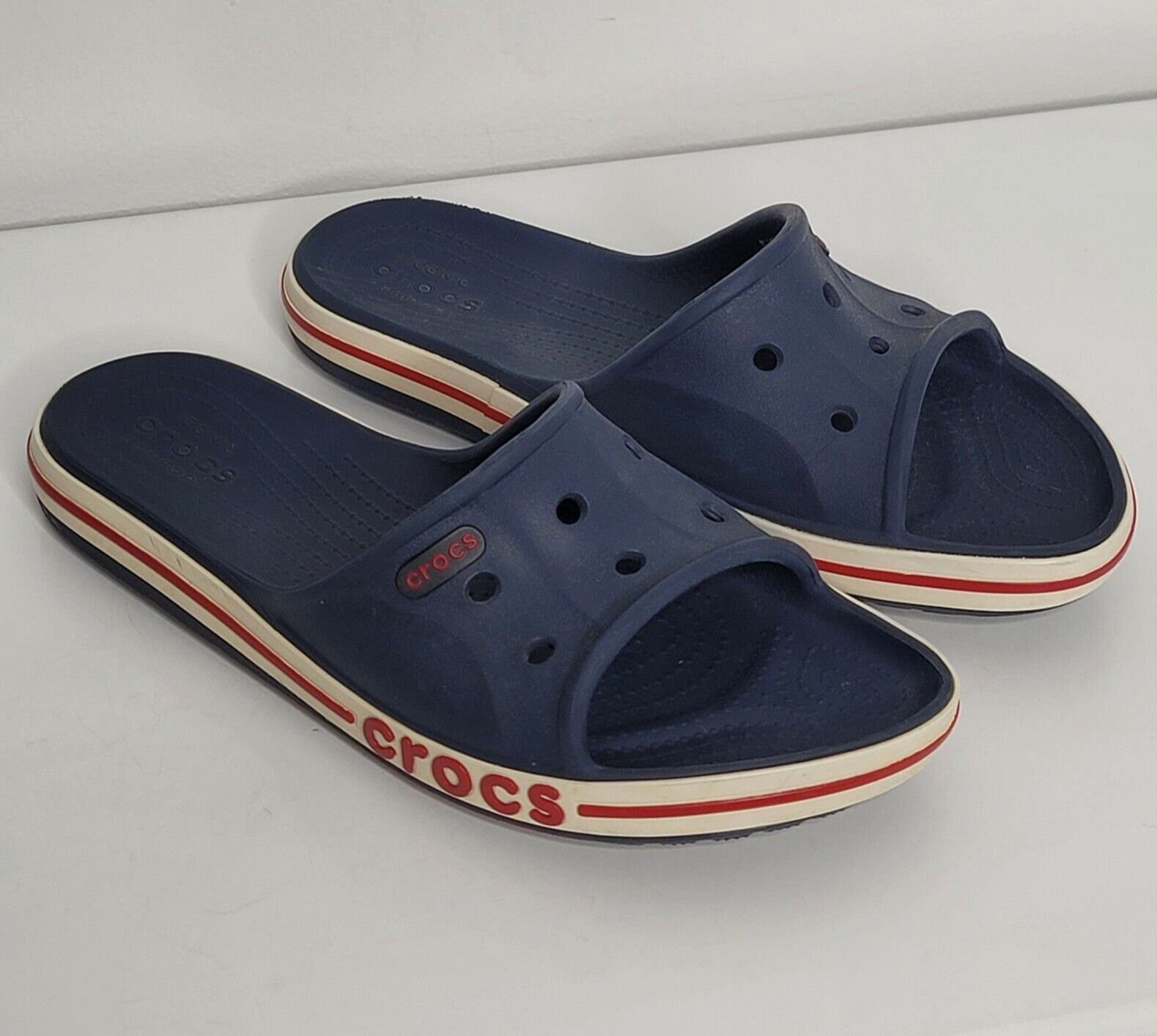 CROCS Bayaband Slide Unisex Sandals Mens 7 / Womens 9 Navy Blue Red Stripe