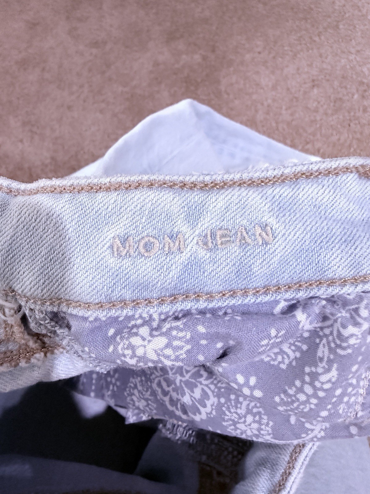 Womens American Eagle Light Wash Mom Jeans W/ Paisley Print Pockets Size 00R