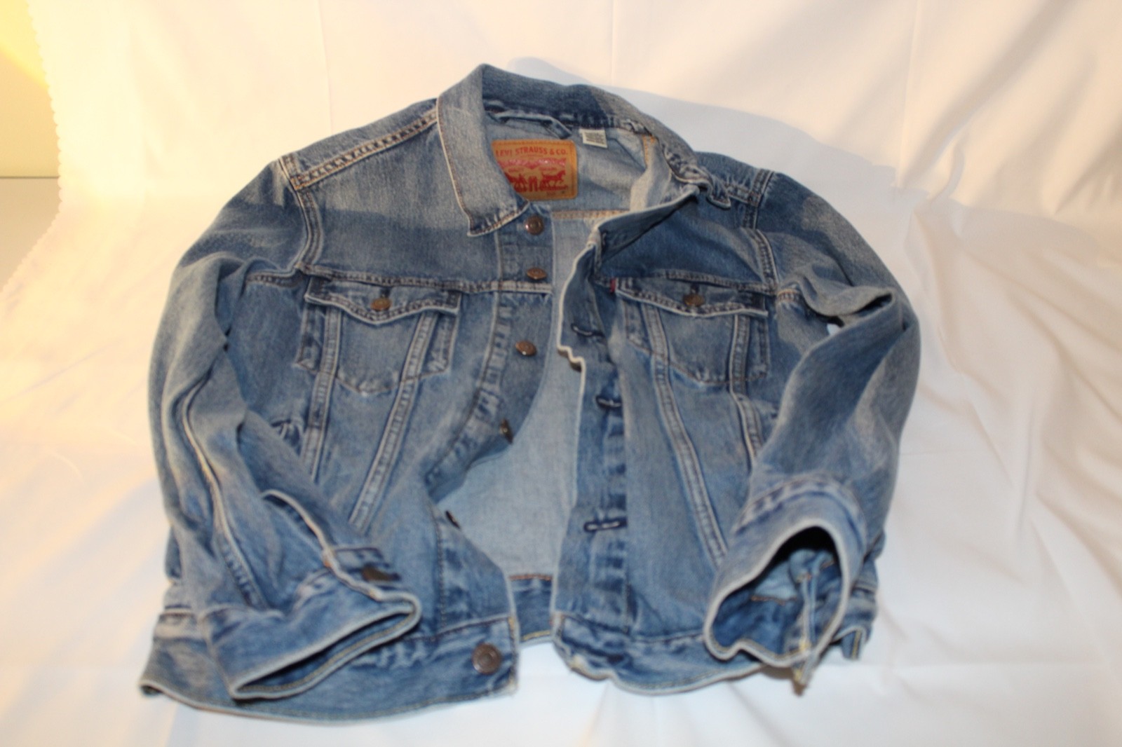 Levi’s Men’s Trucker Jacket Denim, Size Small, 100% Cotton made in Bangladesh