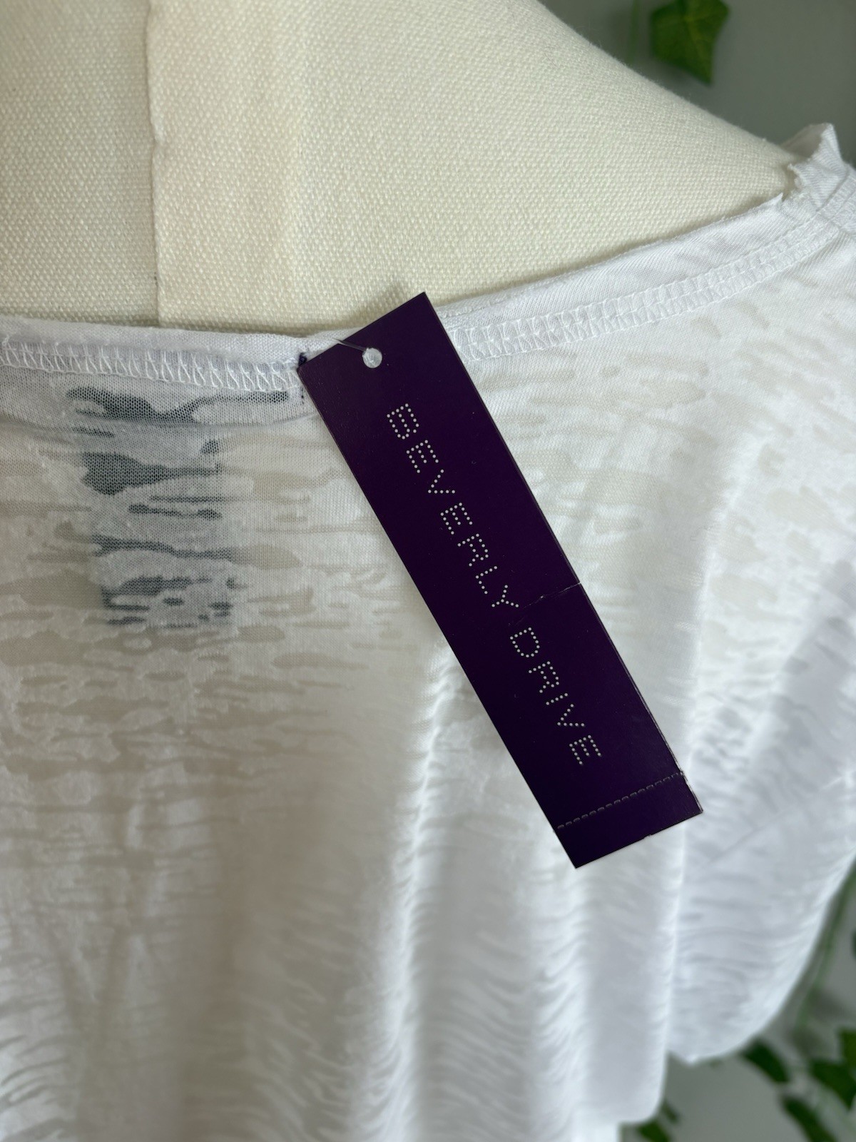 Beverly Drive Women’s Y2K 3X Plus White Knit V-Neck Tee Butterfly Graphic Beaded
