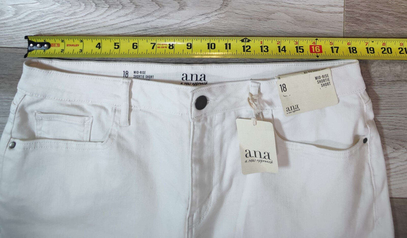 a.n.a NWT Womens Size 18 White Denim Mid-Rise Shortie Shorts 3.5 Inseam Raw Hem