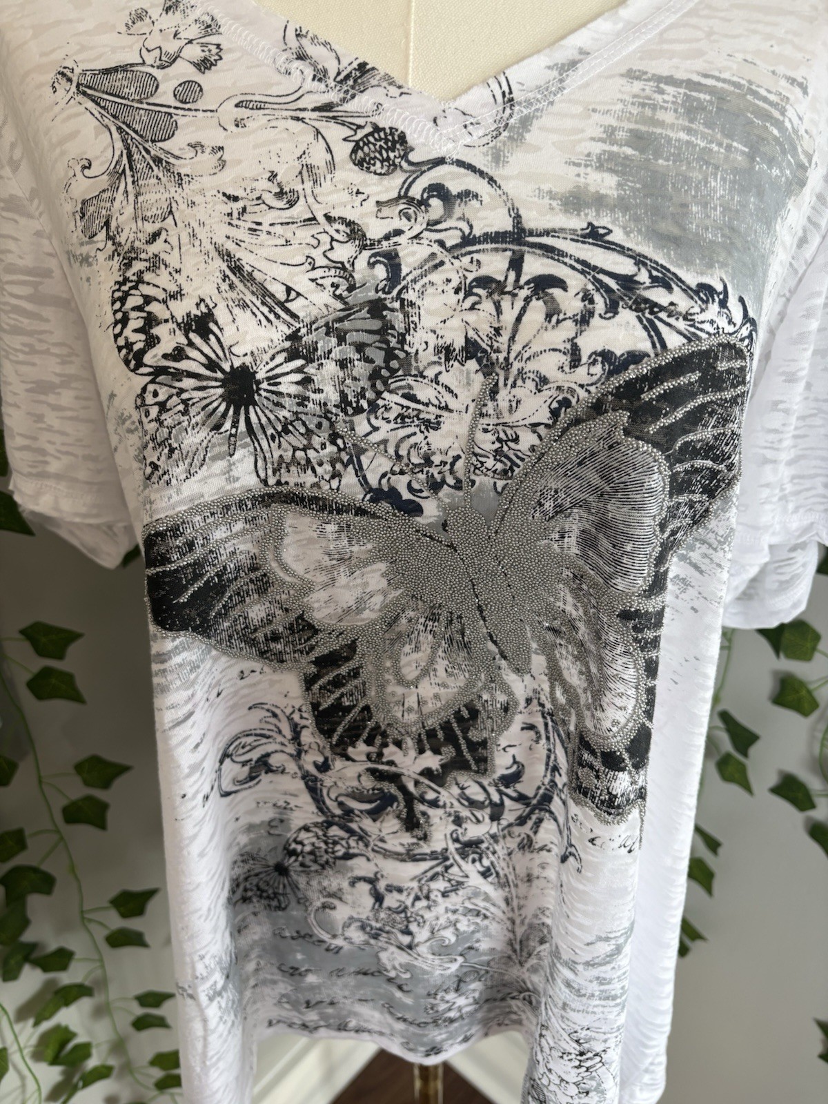 Beverly Drive Women’s Y2K 3X Plus White Knit V-Neck Tee Butterfly Graphic Beaded