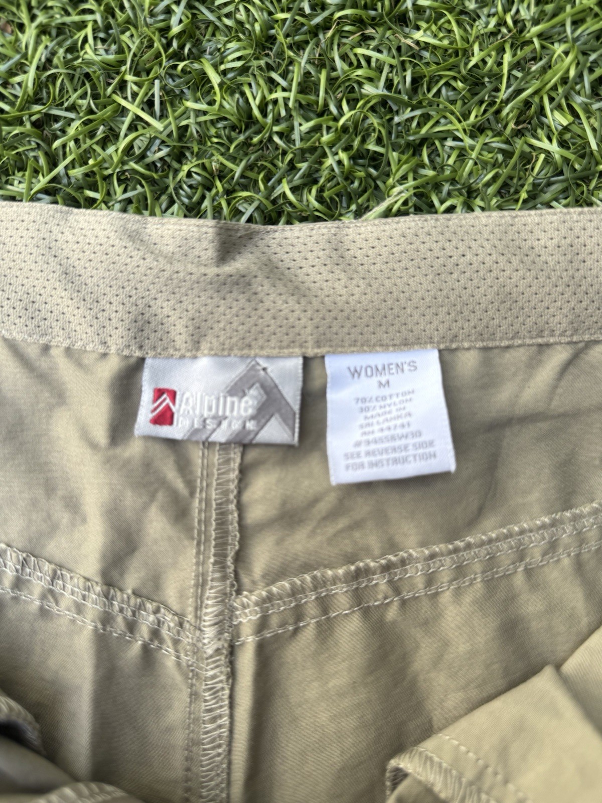 Alpine Design Women’s Khaki Cargo Shorts Size M Hiking Camping Gorpcore Utility