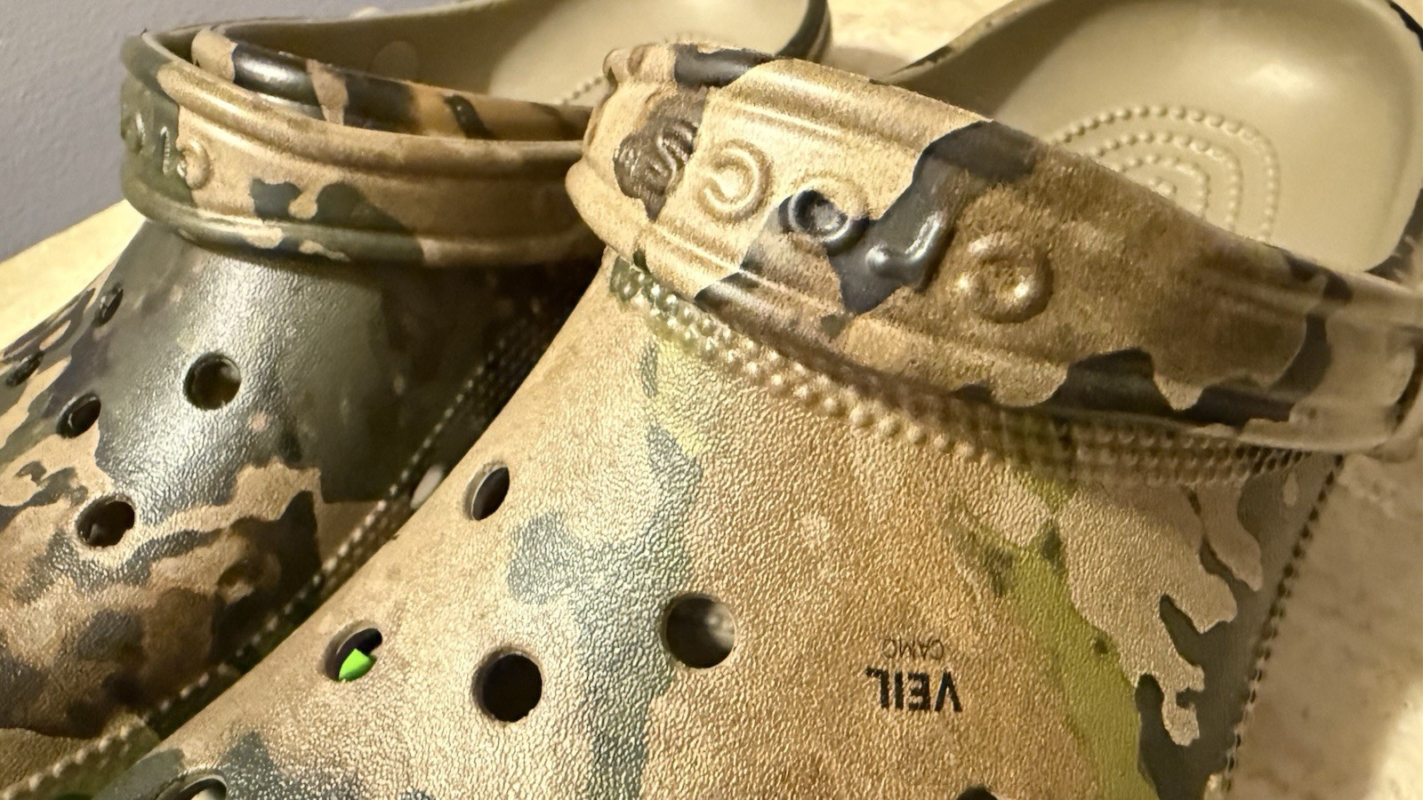 Authentic Crocs Veil Comfort Classic Clogs Size: Men 4 / Women 6 Camo Green New