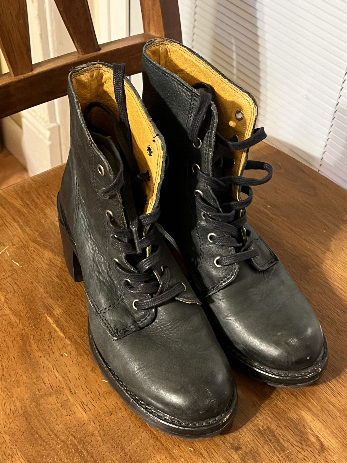 Frye Sabrina Black Leather Lace Up Ankle Boots Vibram Sole Size 7