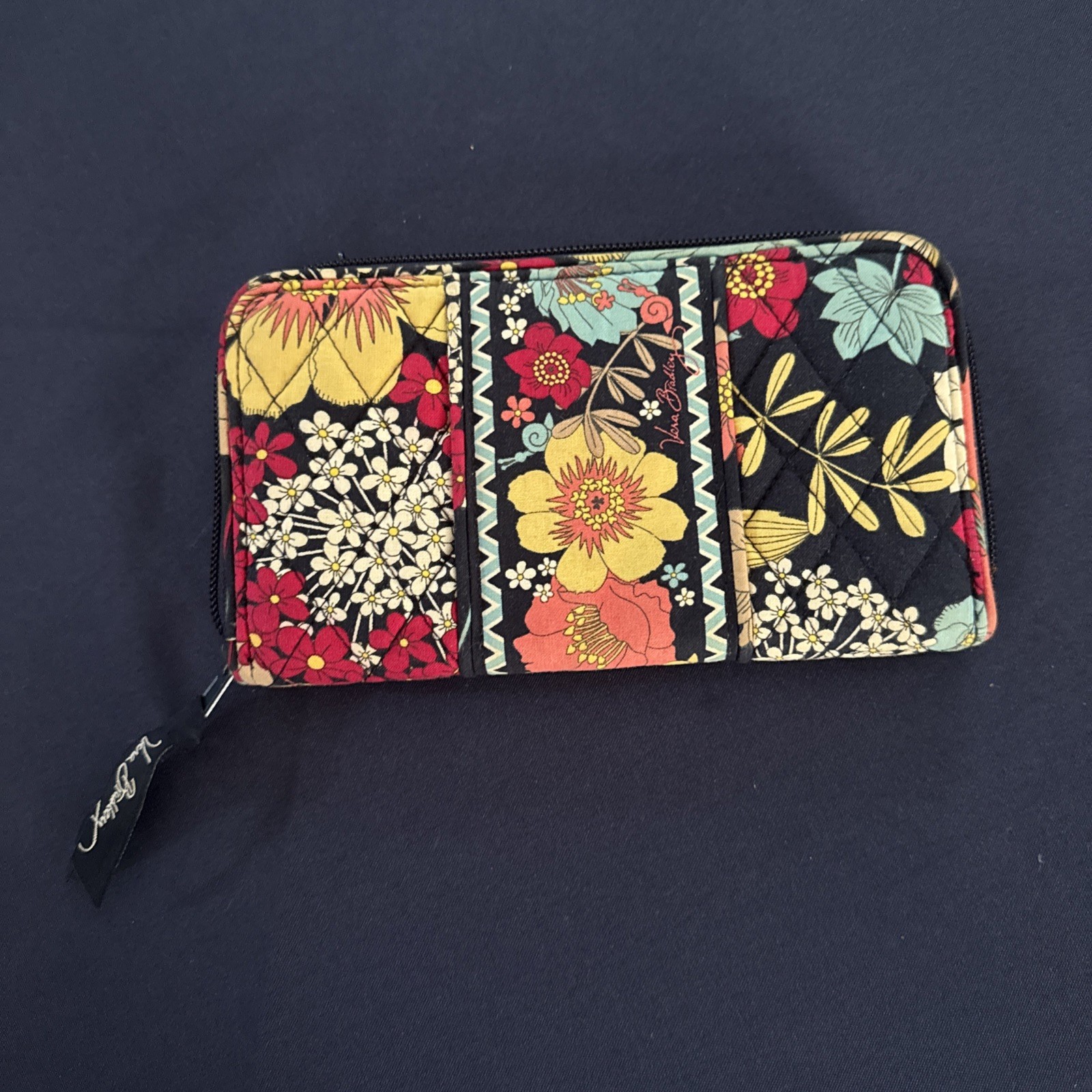 Vera Bradley Wallet in Retired Happy Snails – 8″x5″ Zip Around Accordion Wallet