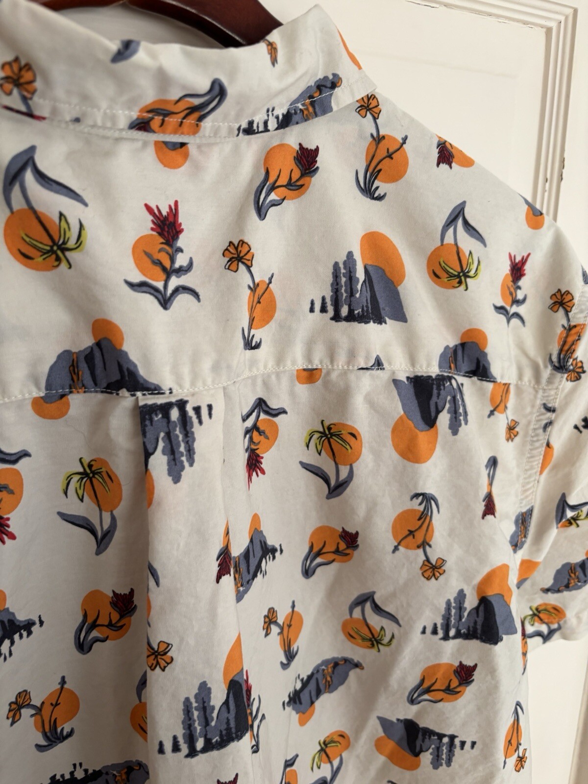 The North Face Desert Sun Flowers Mens Gray SS Shirt Size XL Button Down