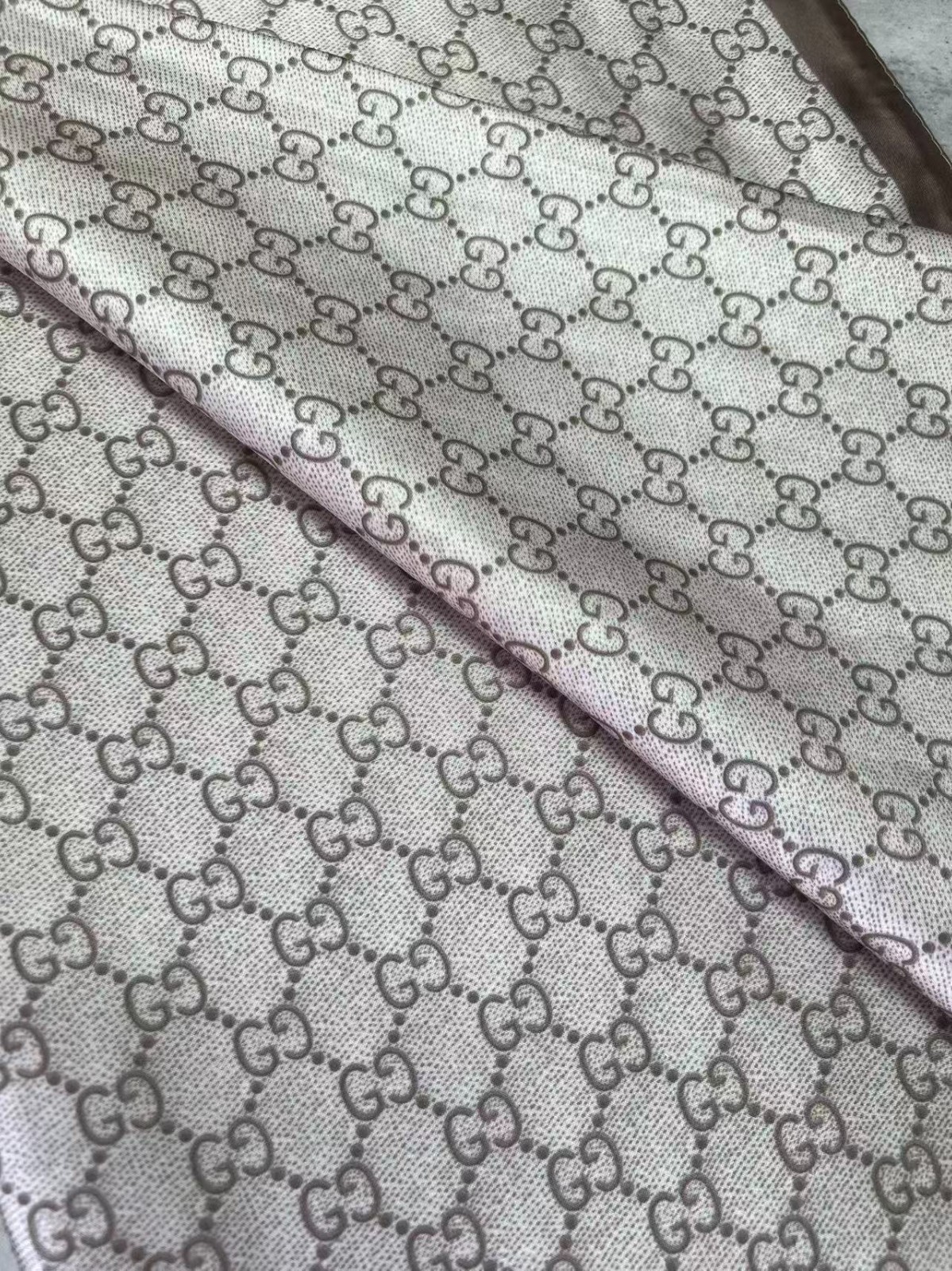 GUCCI SCARF SHAWL AUTHENTIC 100% SILK BEIGE BROWN CLASSIC LOGO LIGHT WEIGHT