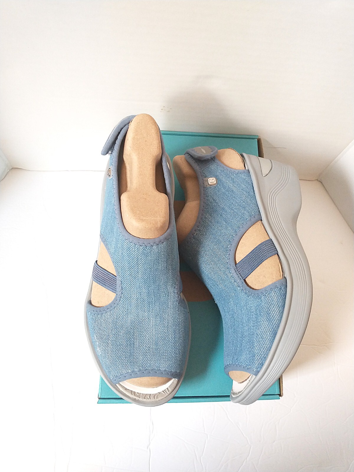 New! BZEES ~Size 8.5 ~ Dream Wedge Sandals Machine Washable Denim Blue Open-Toe