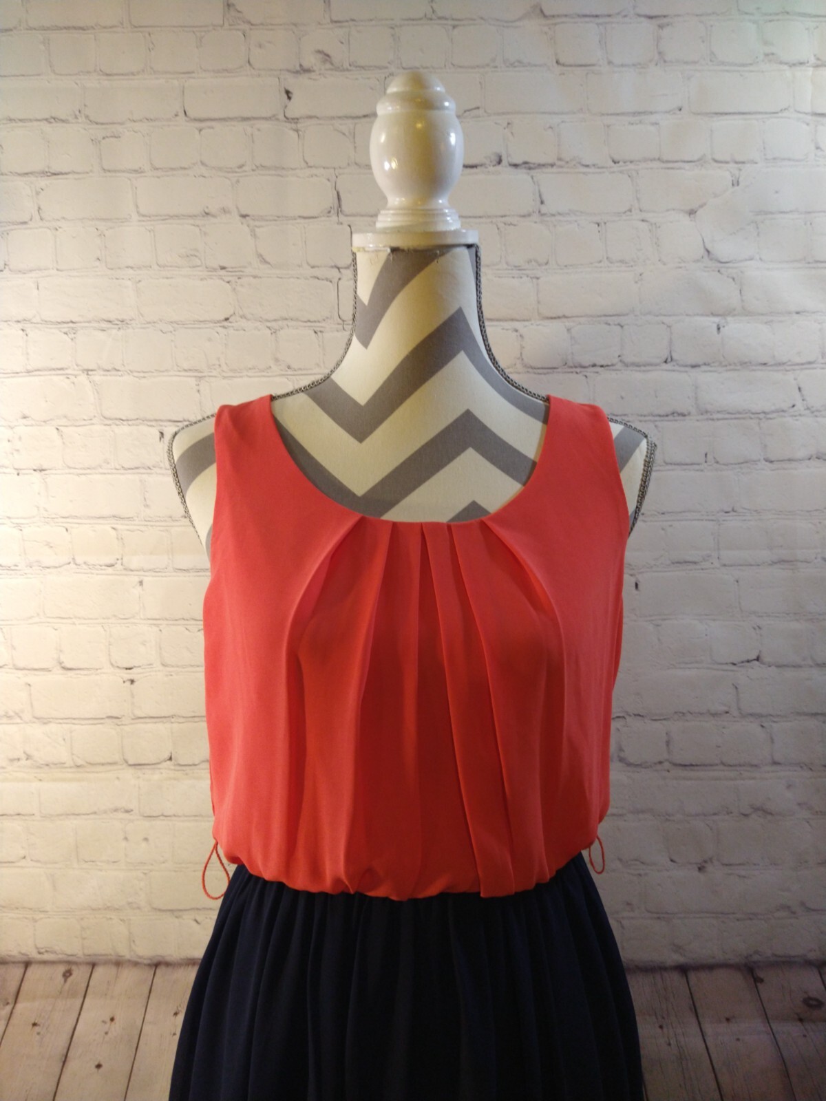 NWT women’s BUYER CALIFORNIA coral & navy blue SUMMER mini DRESS – size MED