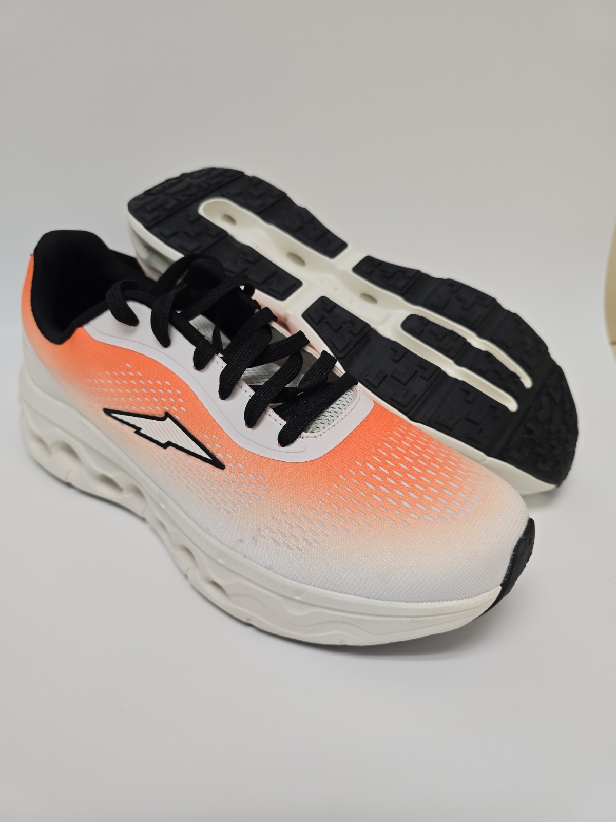 Avia MAV Jumbo Lite Runner Men’s 10 Orange White Sneakers NWT