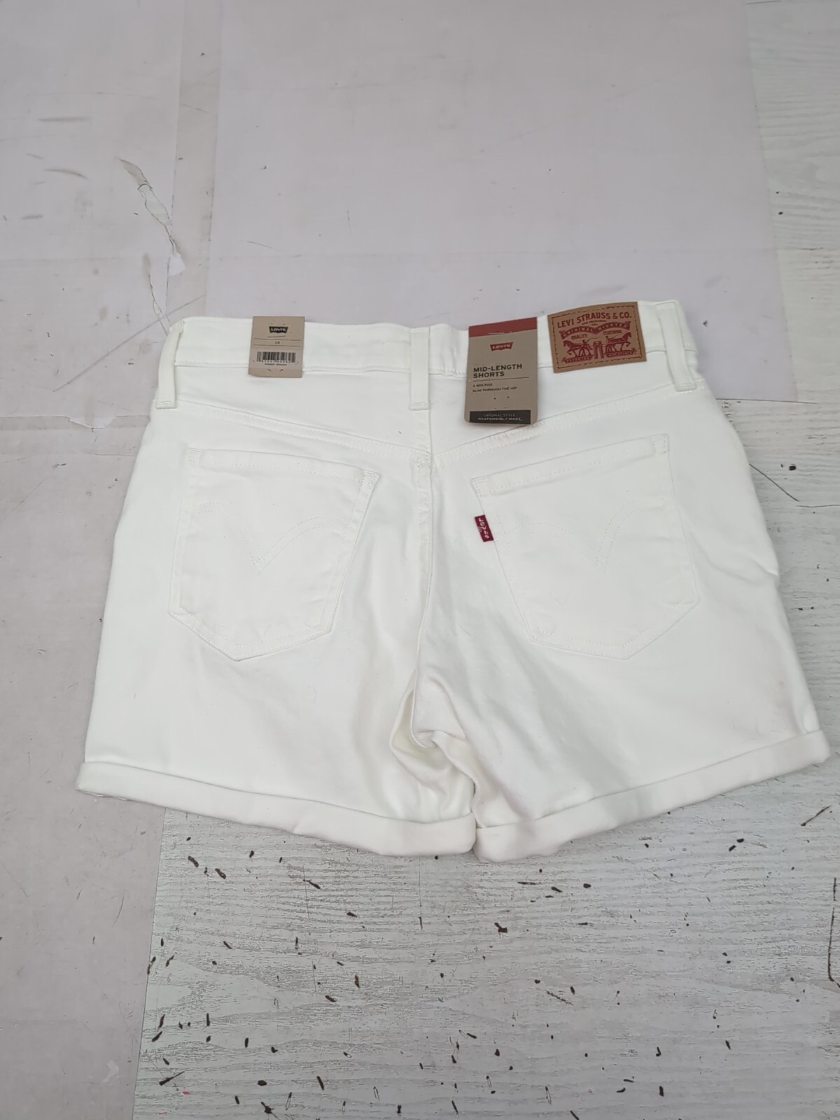 Levi Strauss Women’s Mid Rise Mid Length Slim Hip Denim Short White Sz 28 AM36
