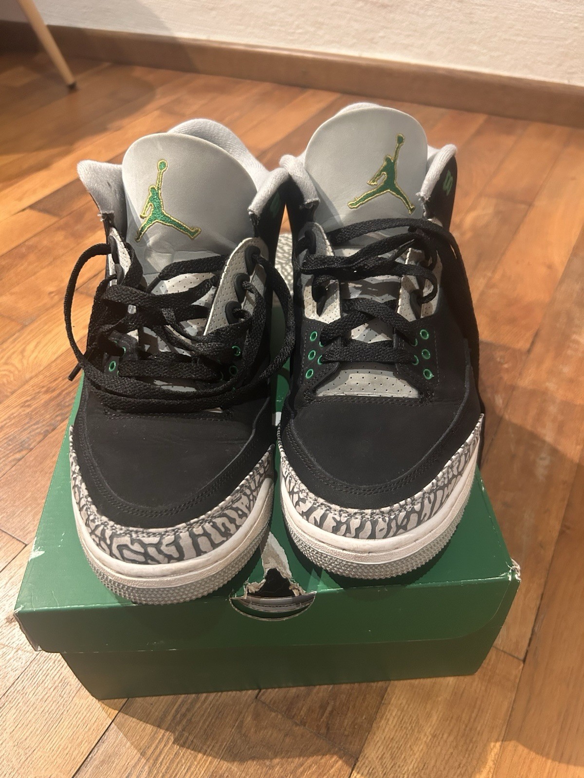 Air Jordan 3 Retro Men’s Size 10 Pine Green, CT8532-030