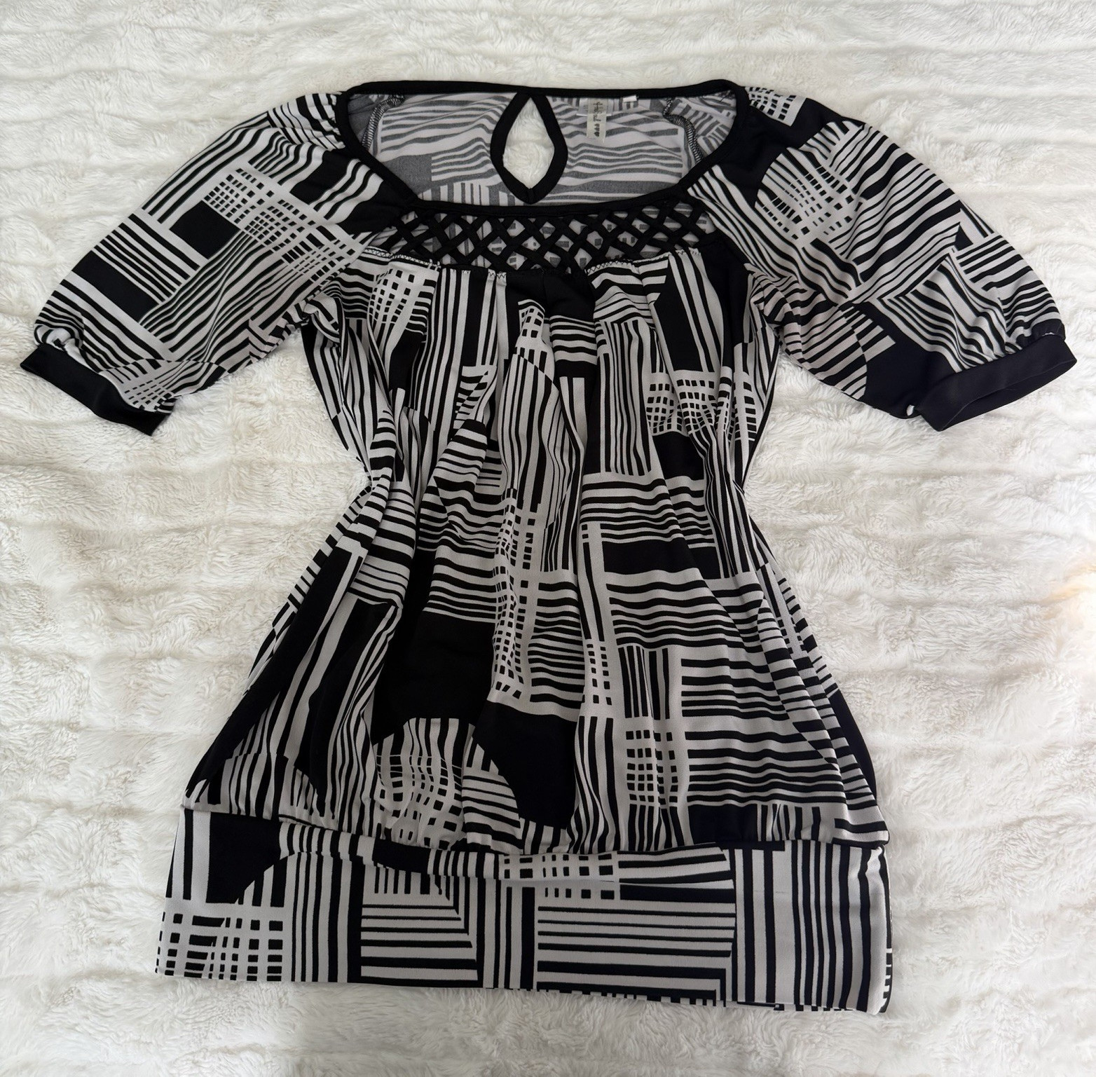Heart Soul Black/White Geometric Tunic Top Round Neck Cut-Out Stretch S