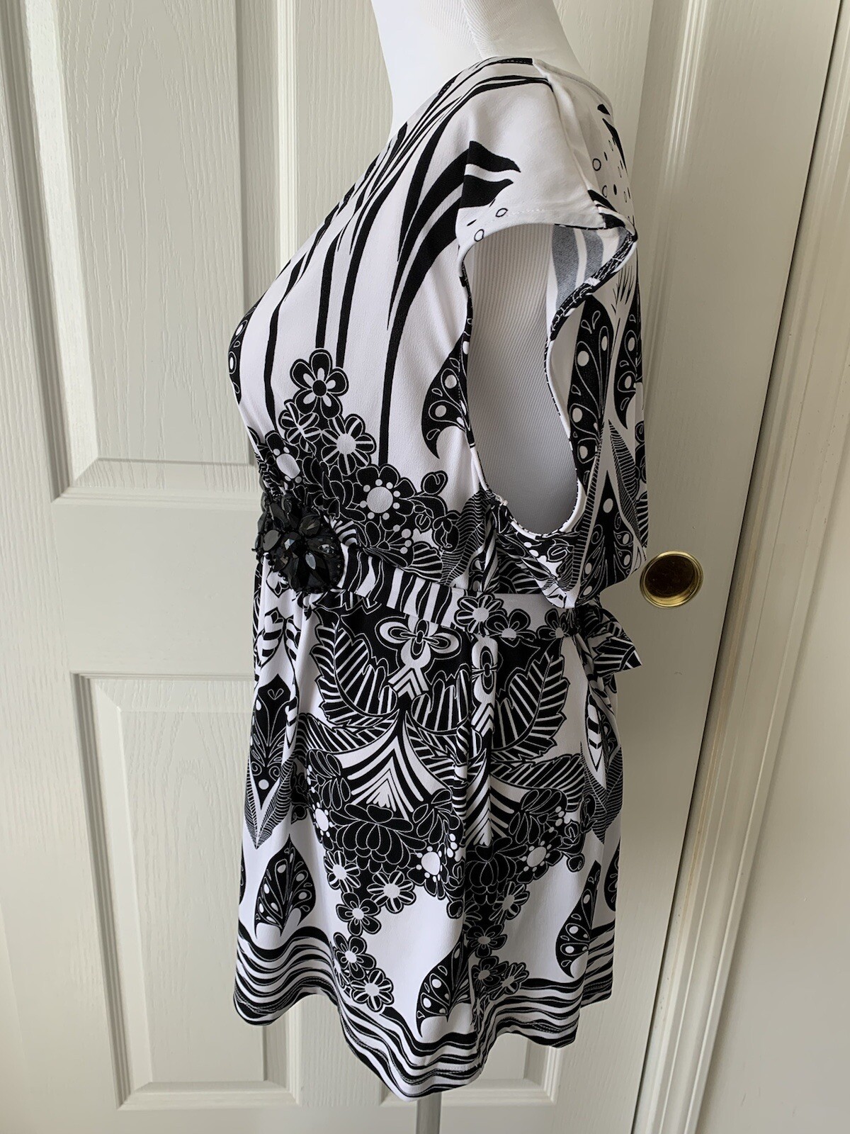 ECI LOVELY BEADED BLACK WHITE TIE BACK POLYESTER SPANDEX KNIT TOP – SIZE L