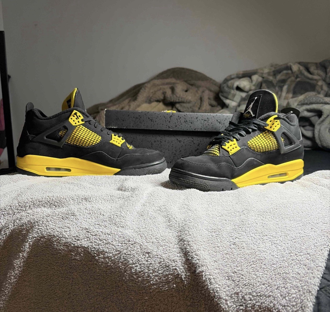 Jordan Air Jordan 4 Retro Thunder Black/Tour Yellow Mid Top DH6927-017