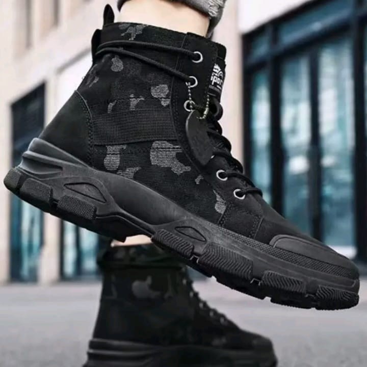 Large size comfortable men’s anti slip and windproof high top lace up hiking boo