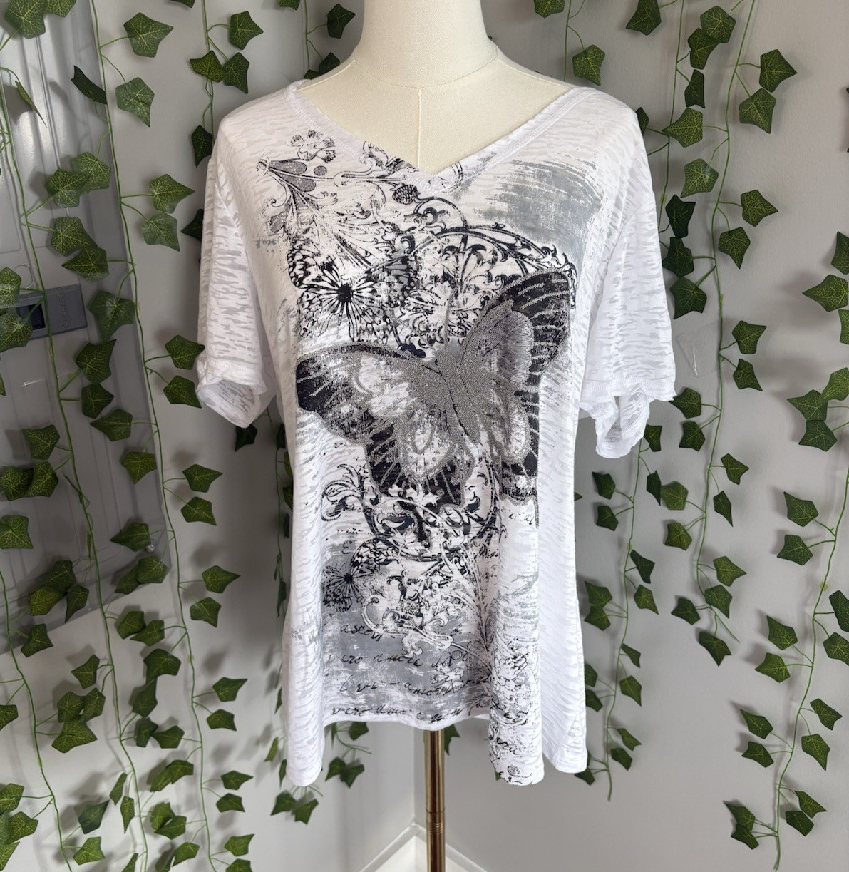 Beverly Drive Women’s Y2K 3X Plus White Knit V-Neck Tee Butterfly Graphic Beaded