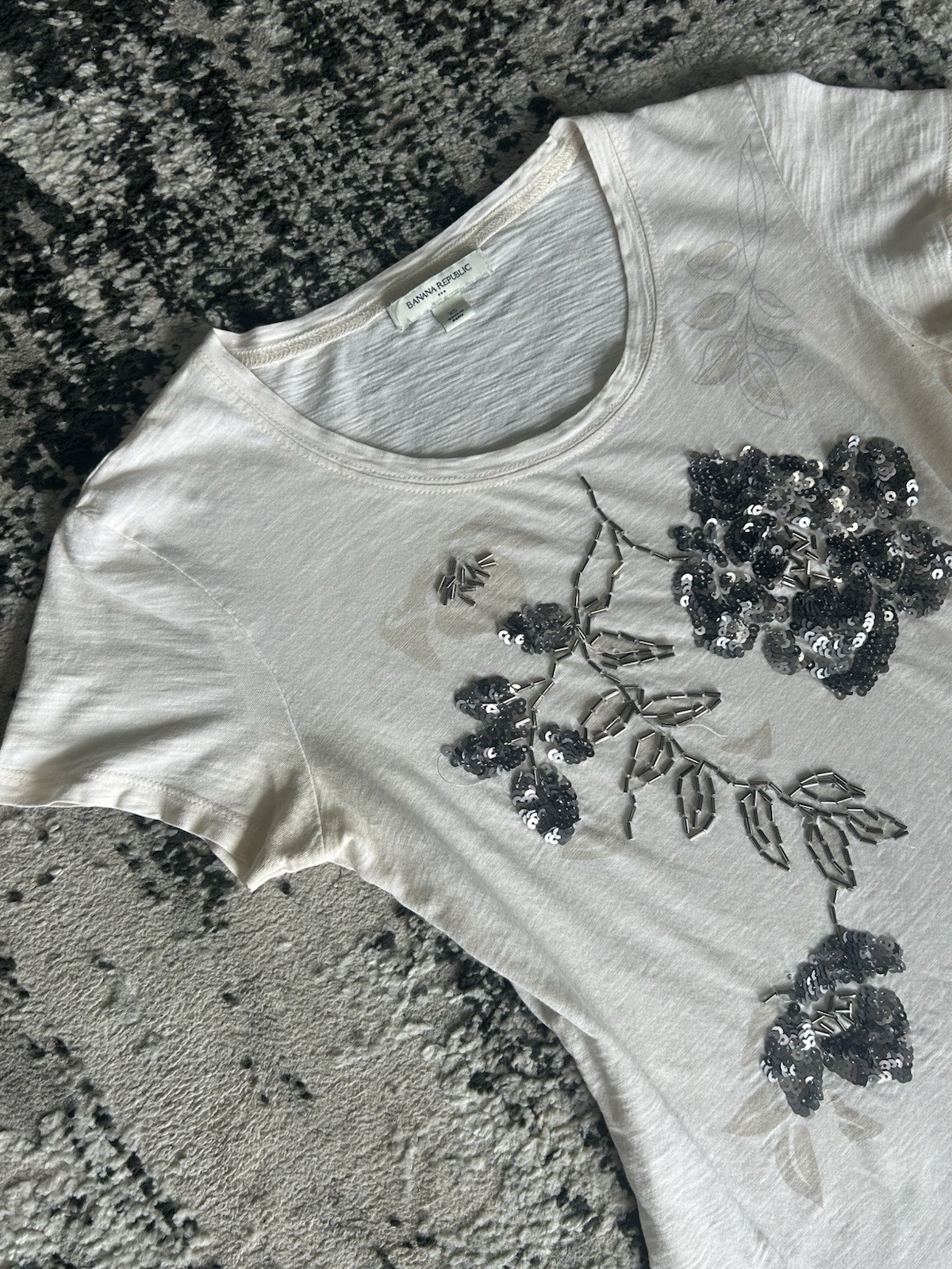 Banana Republic Women’s M White Floral Beaded Sequin Scoop Neck Short Sleeve Tee