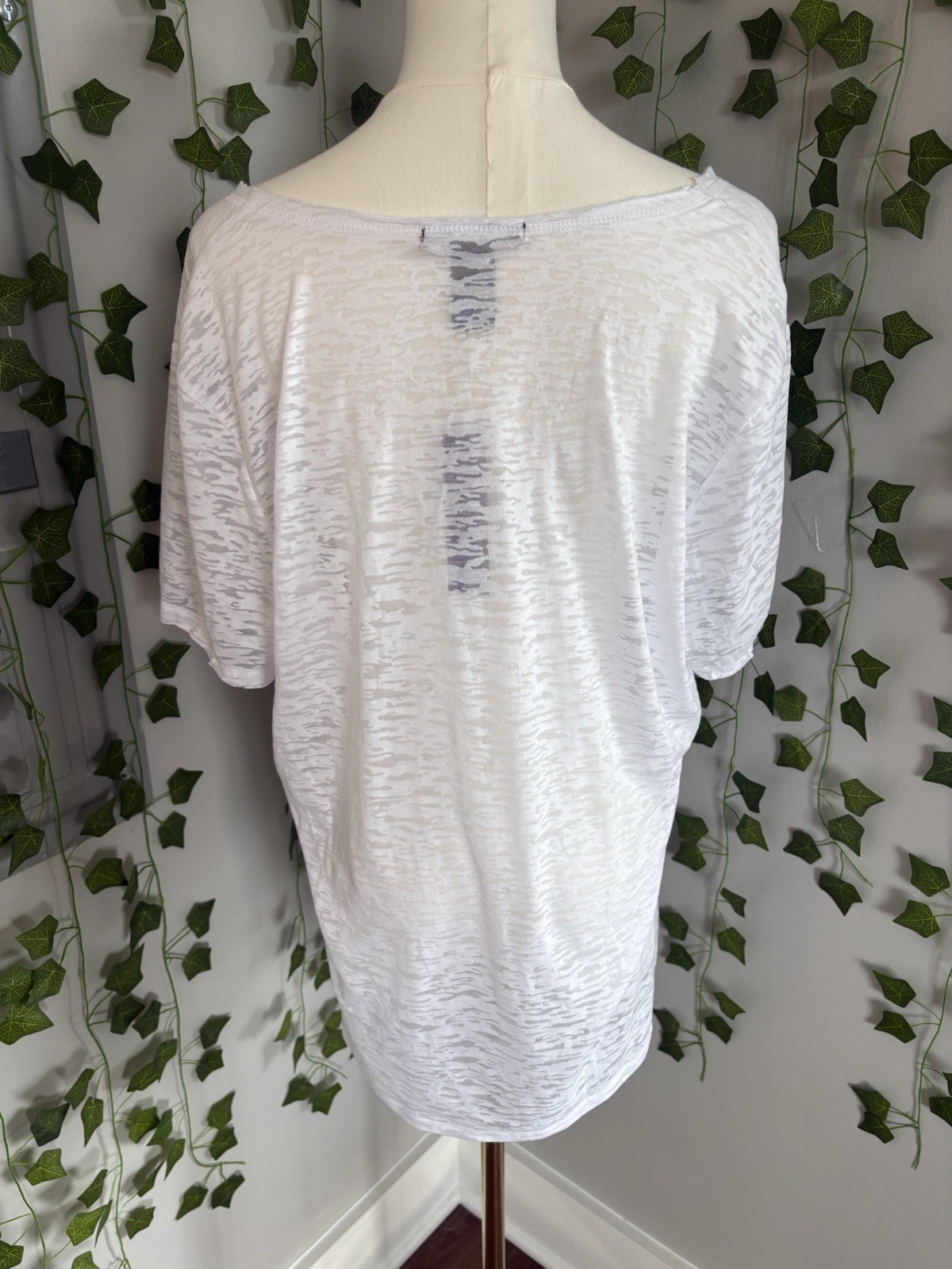 Beverly Drive Women’s Y2K 3X Plus White Knit V-Neck Tee Butterfly Graphic Beaded