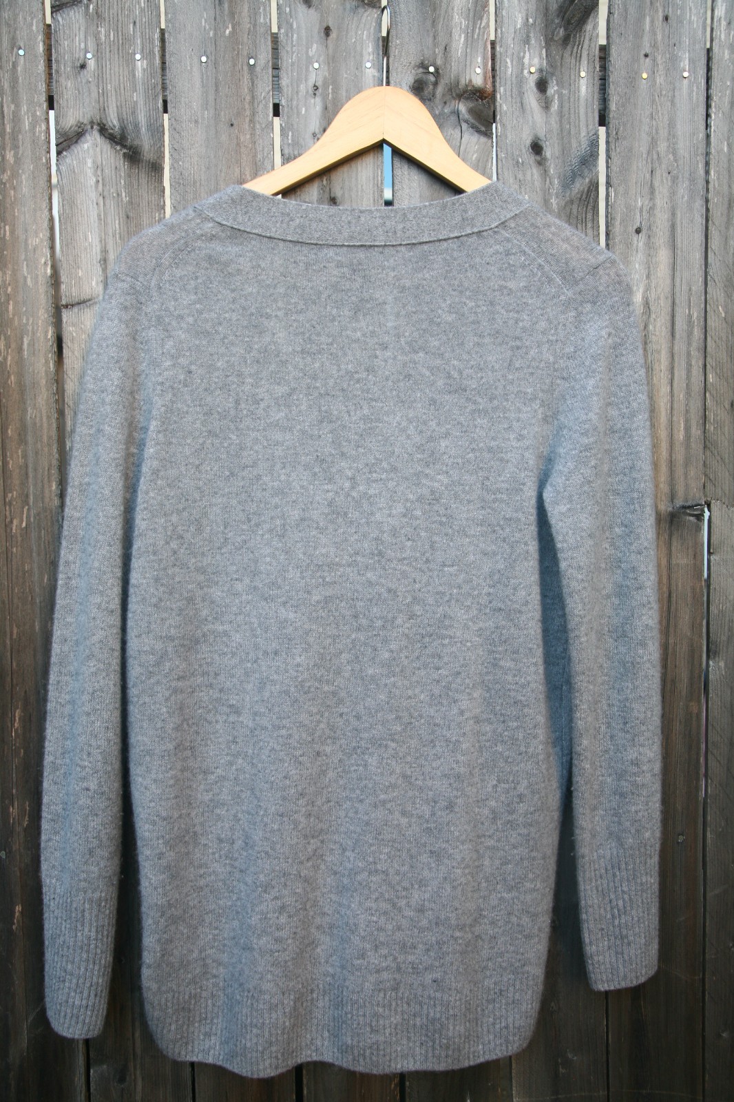 Size M – BLOOMINGDALE’S Women’s Gray 100% Cashmere Boyfriend Cardigan Sweater