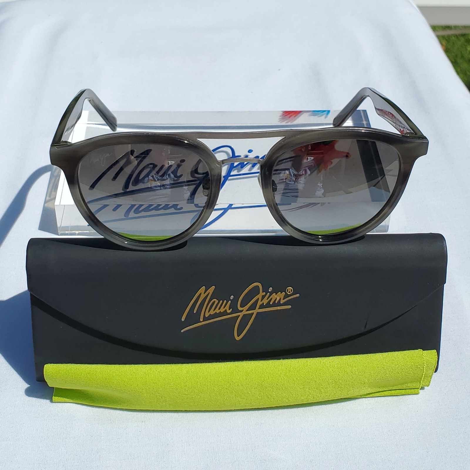 *******Maui Jim “SUNNY DAYS” 529-14E Gloss Grey Horn Frames / Grey Lenses*******