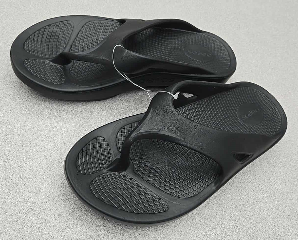 OOFOS Unisex OOriginal Thong Sandal Flip Flop, Adult, Medium (Classic Black)