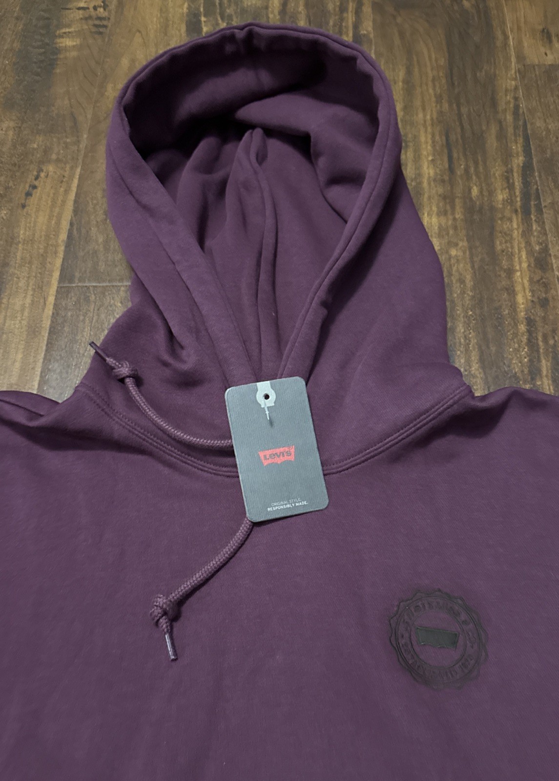 NWT Levi’s Pullover Hoodie Relaxed Fit Maroon Graphic Print Men’s Size M. F1