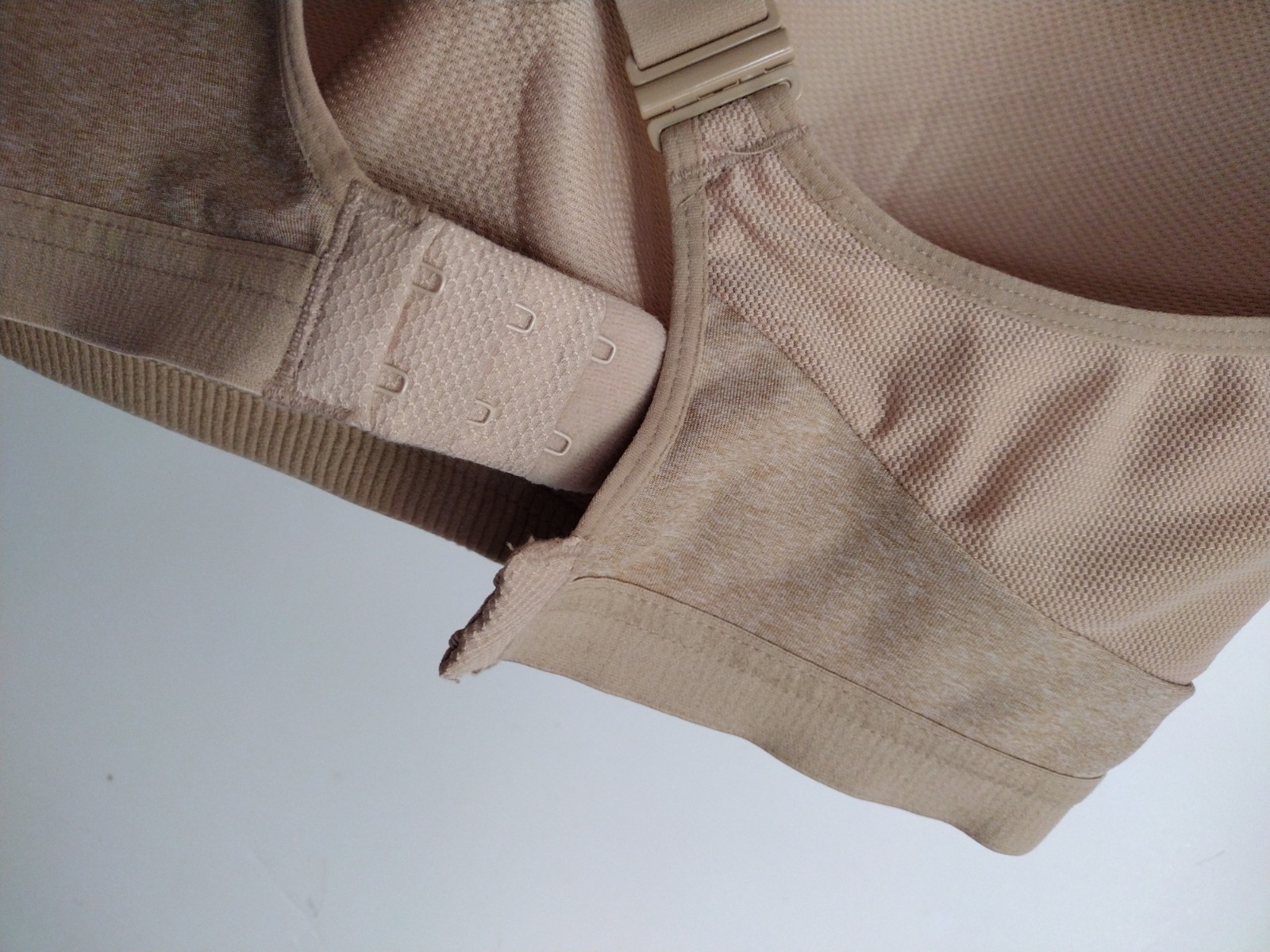 Avia 76L627Underwire Lined Sport Bra Size 38DDD NUDE CONVERTIBLE STRAPS