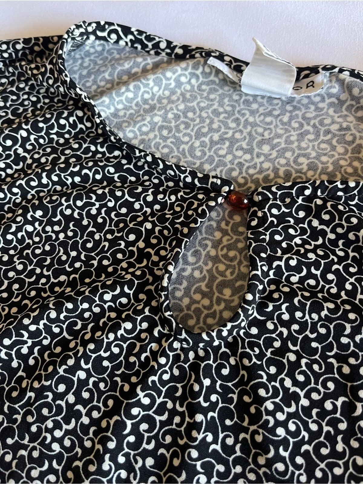 Sag Harbor Black & White Swirl Printed Long Sleeve Blouse Keyhole Size Medium